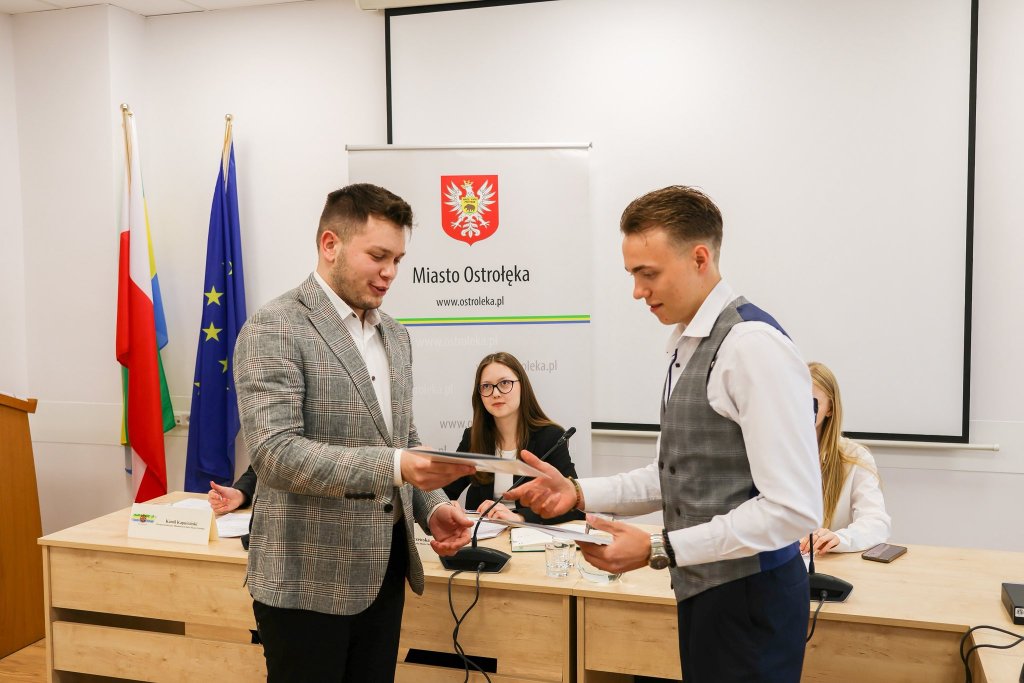 III Sesja Młodzieżowej Rady Miasta. Nowi radni i ambitne plany dla Ostrołęki [ZDJĘCIA]