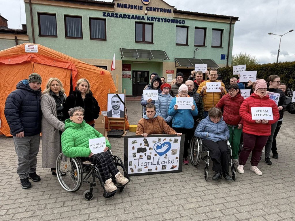 „Uporczywie go nie ma”. Wzruszający hołd „Motylków” dla tragicznie zmarłego Łukasza Litewki [ZDJĘCIA]