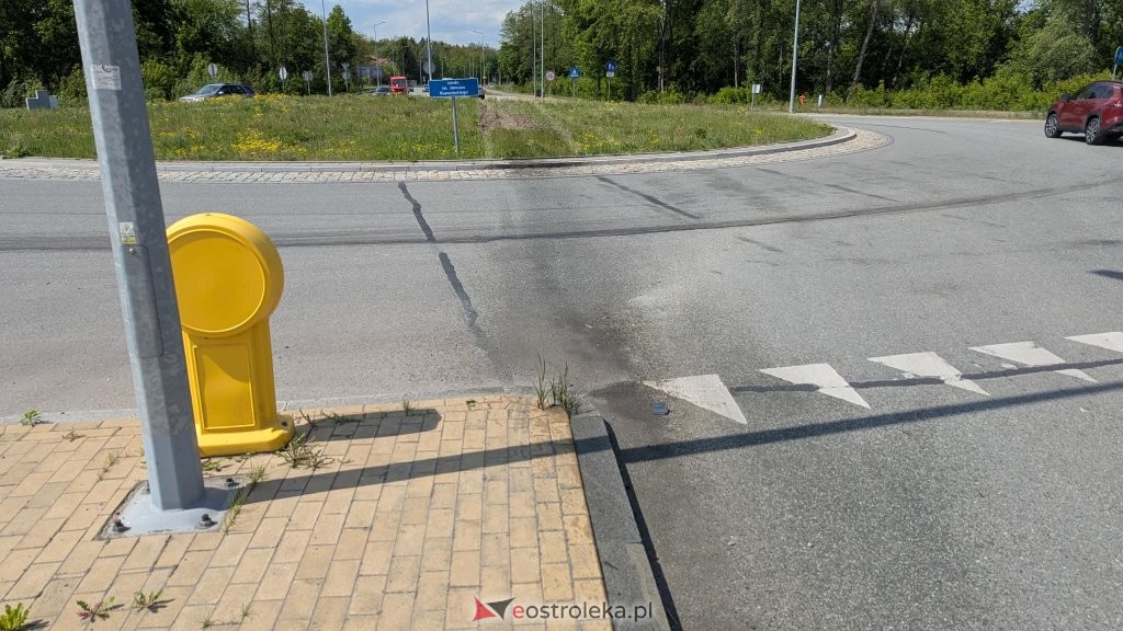 Co tu się stało? Drogowa zagadka na obrzeżach Ostrołęki [ZDJĘCIA]