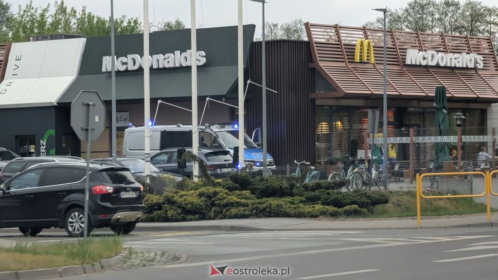 Skandal w ogródku popularnej sieciówki. Klienci nie mogli uwierzyć w to, co robi ta trójka! [ZDJĘCIA]