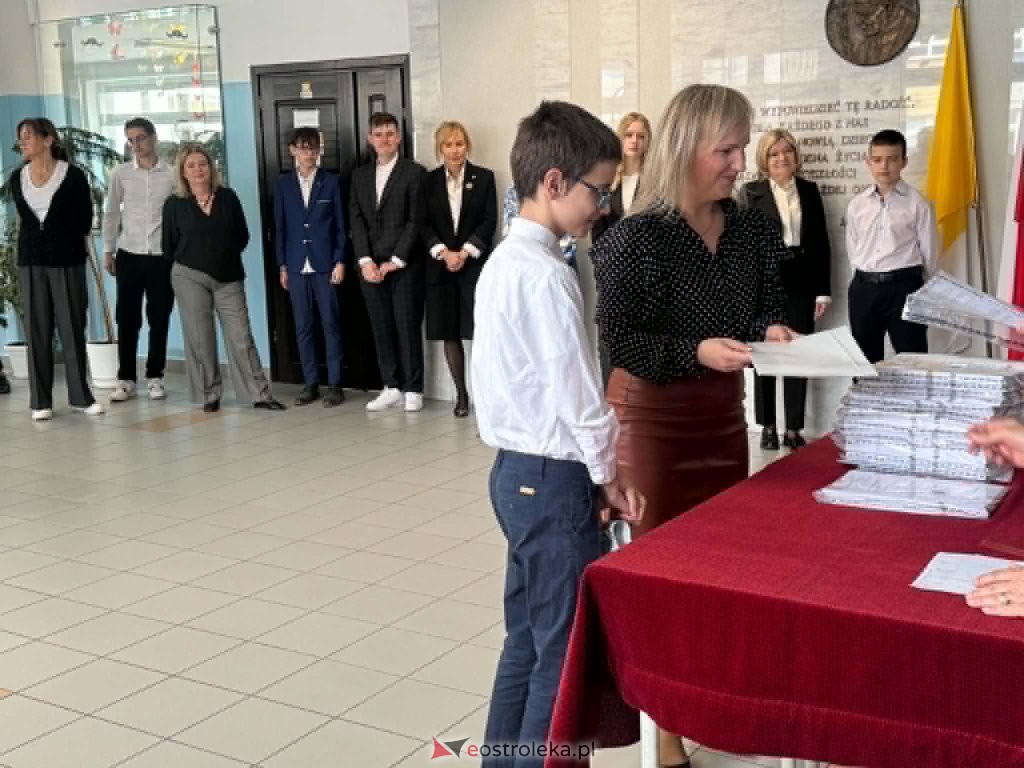 Egzamin ósmoklasisty 2026. Cisza w ostrołęckich szkołach. „Królowa nauk” dała uczniom popalić? [ZDJĘCIA]