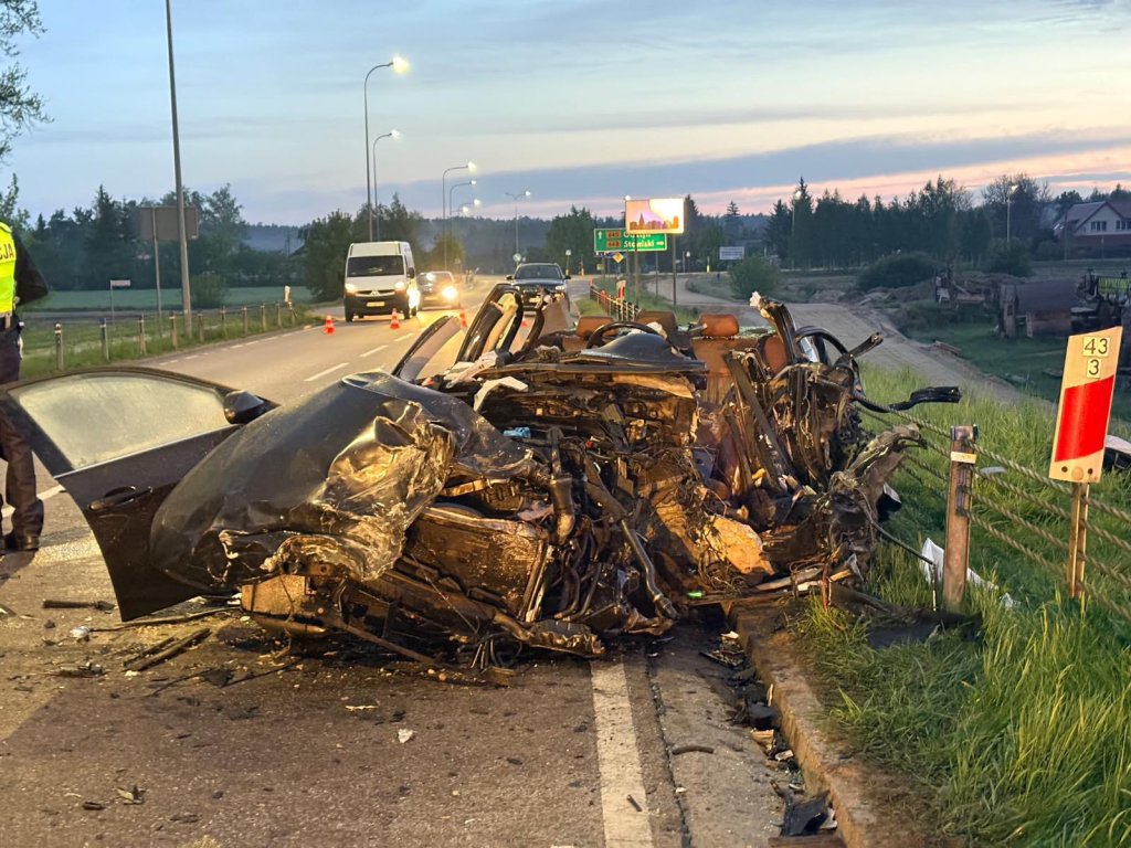 Dramatyczna noc na DW645. Czołowe zderzenie BMW z tirem [ZDJĘCIA]