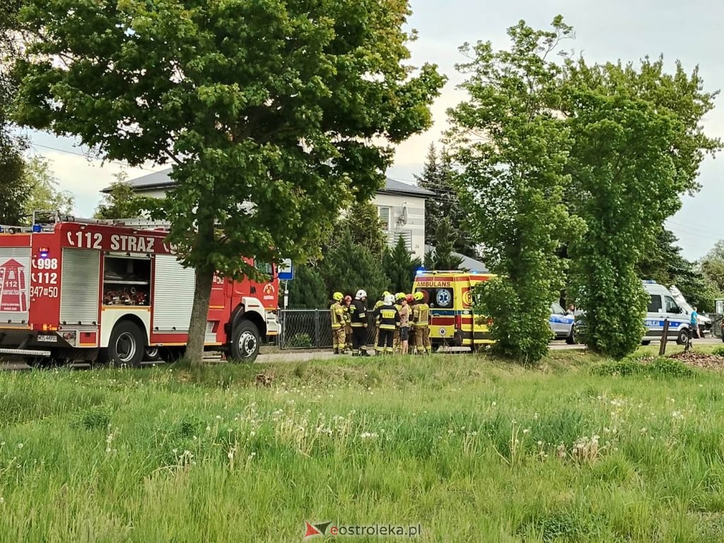 Niebezpieczne zdarzenie na lokalnej drodze. Samochód rozbity w rowie