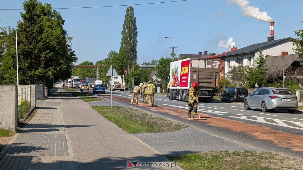 Śliska pułapka na wyjeździe z Ostrołęki. Strażacy ruszyli do akcji [WIDEO, ZDJĘCIA]