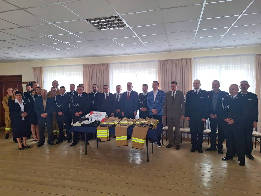 Nowe ubrania bojowe. Strażacy ze wsparciem Mazowsza [ZDJĘCIA]
