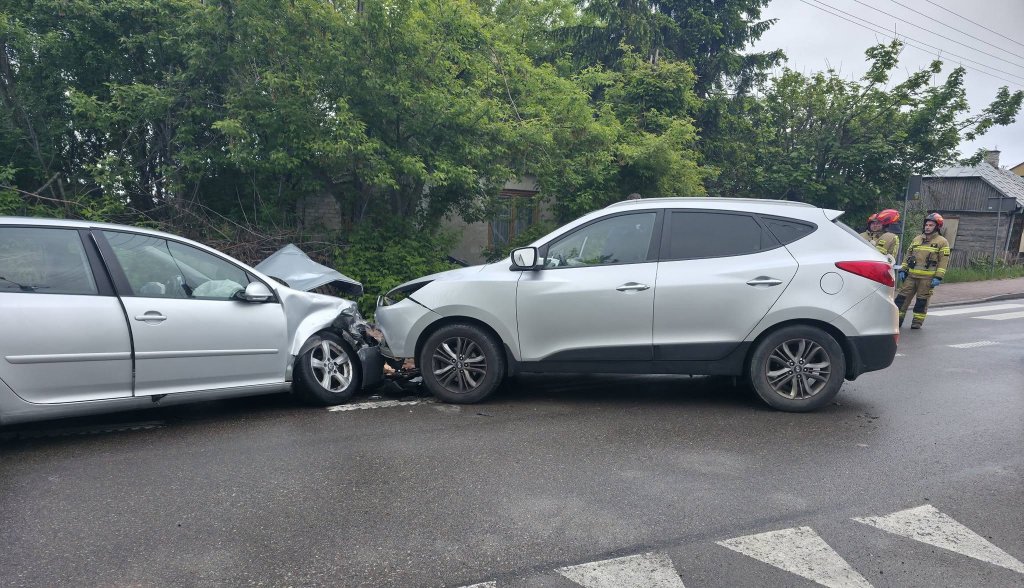 Służby ratunkowe w akcji pod Ostrołęką. Dwa auta zderzyły się czołowo [ZDJĘCIA]