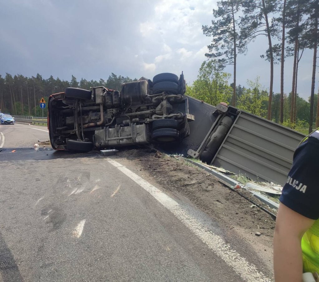 PILNE: Kolizja ciężarówki. Zablokowany zjazd z S8 na DK 50 [ZDJĘCIA]