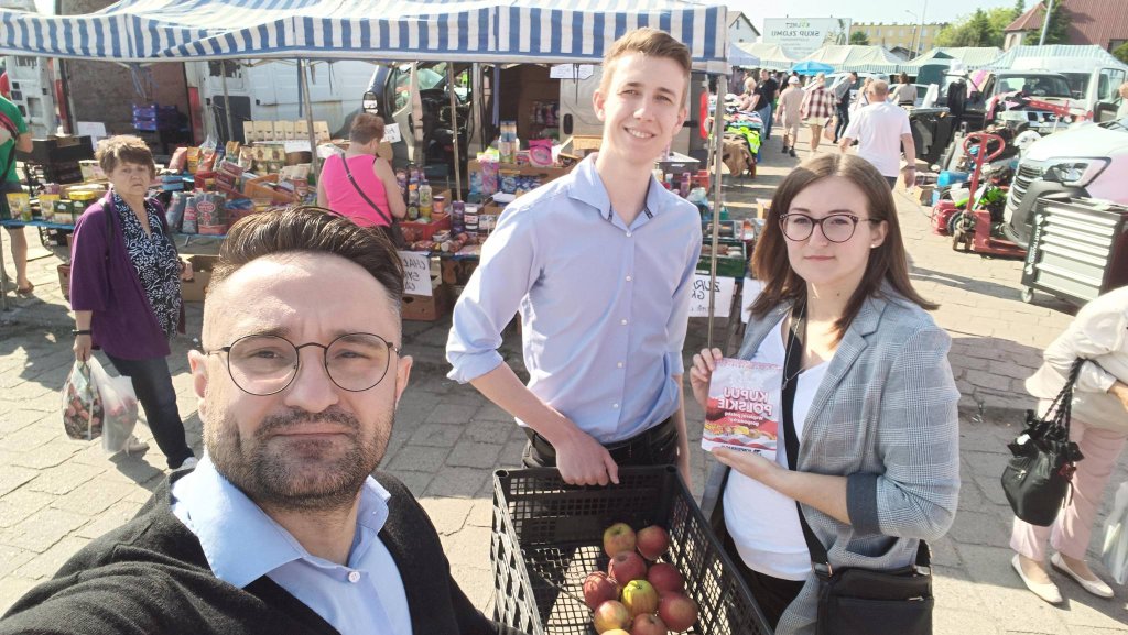 Konfederacja na rynku w Ostrołęce. Z polskimi jabłkami