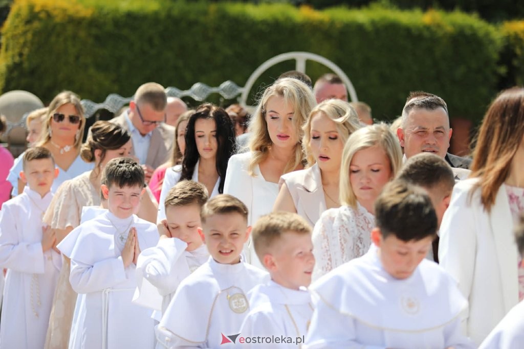 Pierwsza Komunia Święta w parafii pw. Królowej Rodzin w Ostrołęce. Wyjątkowy dzień dla dzieci i ich rodzin [WIDEO, ZDJĘCIA]