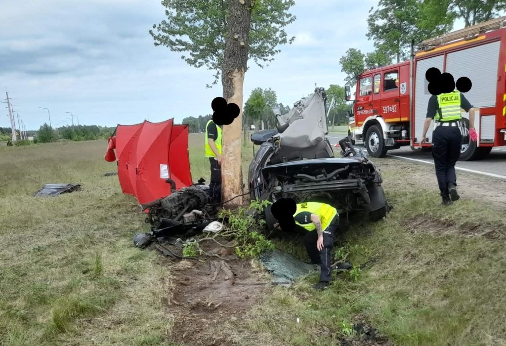 Tragiczny wypadek. Kierowca osobówki zginął po uderzeniu w drzewo