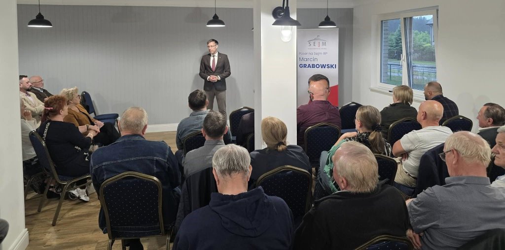 Poseł Grabowski na spotkaniu w Piskach. Dostał nietypowy prezent [ZDJĘCIA]