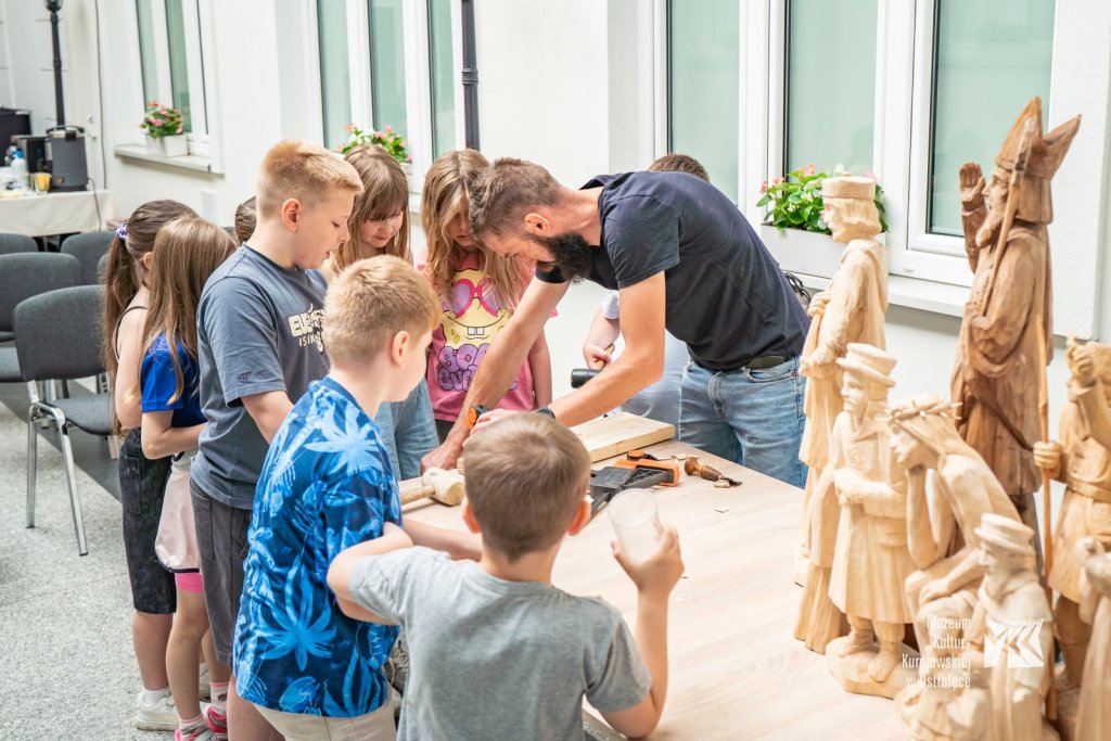 Tradycja rzeźbienia na żywo. Wyjątkowe spotkanie na dziedzińcu Muzeum Kultury Kurpiowskiej [ZDJĘCIA]