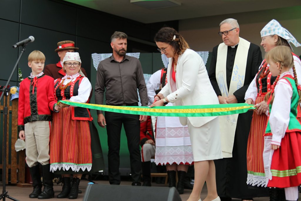 Plac w Kadzidle z nową nazwą. To wydarzenie oficjalnie zainaugurowało XXXI Wesele Kurpiowskie [WIDEO, ZDJĘCIA]