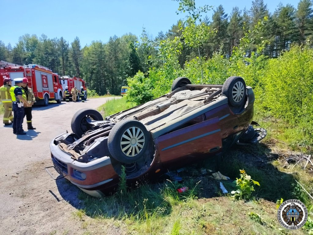 Groźne dachowanie na granicy powiatów. Służby interweniowały w sobotnie przedpołudnie [ZDJĘCIA]