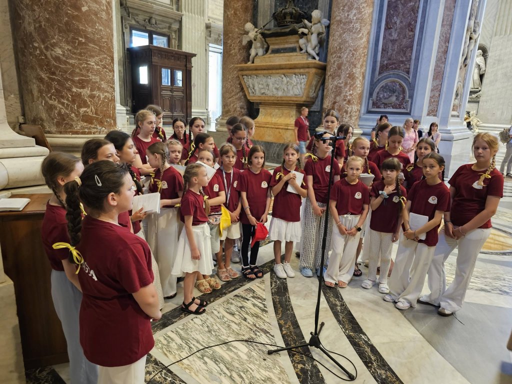 fot. FB/Schola dziecięca z parafii pw. Tr&oacute;jcy Przenajświętszej w Myszyńcu