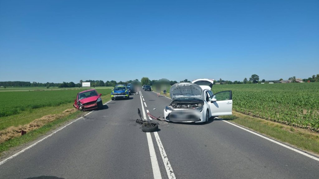 Czołowe zderzenie na drodze krajowej. Trzy osoby ranne i zablokowana trasa [FOTO]