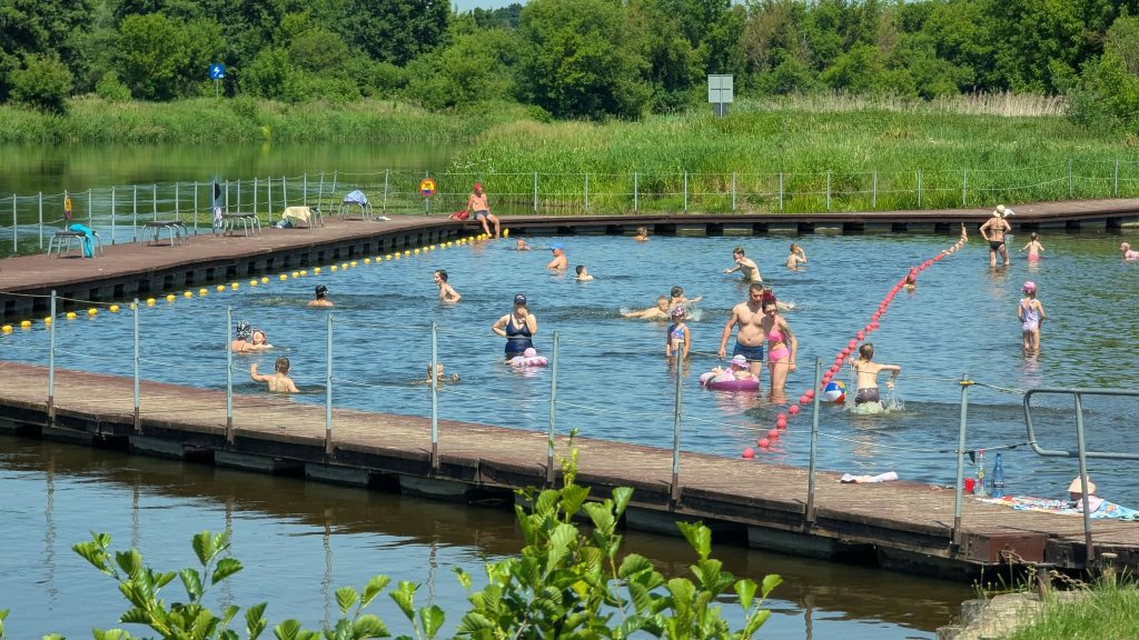 Upalny weekend w Ostrołęce. Mieszkańcy szukają ochłody nad Narwią [WIDEO, ZDJĘCIA]