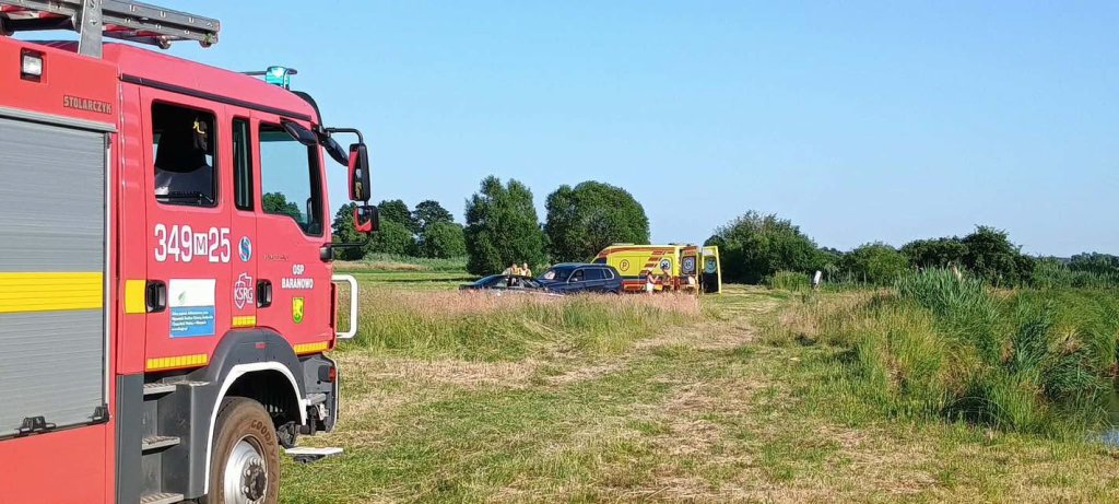 Kilometry od utwardzonej drogi. Służby walczyły o szybkie dotarcie do rannego