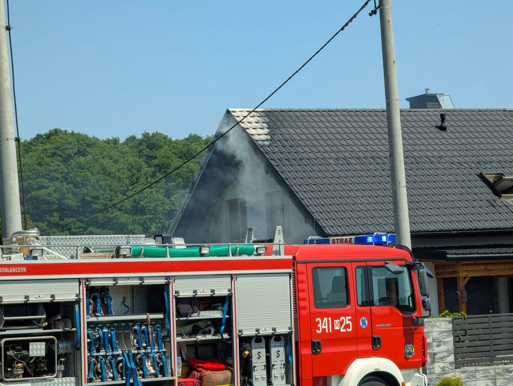 Akcja służb w Rzekuniu. Palił się dom jednorodzinny [WIDEO, ZDJĘCIA]