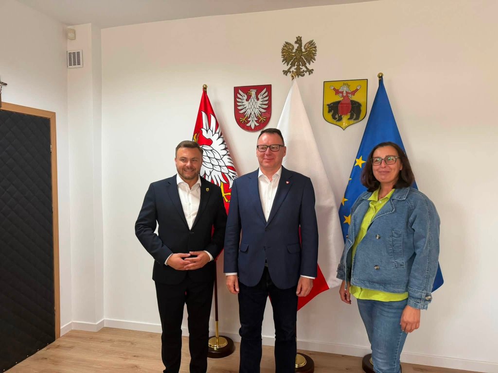 Poseł Popielarz odwiedził dwie gminy. „O rozwoju nie da się rozmawiać zza biurka" [ZDJĘCIA]