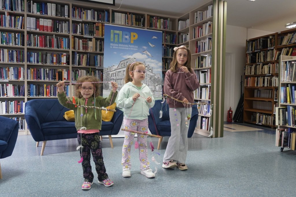 Twórcza sobota w bibliotece. Dzieci i rodzice robili własne ozdoby [ZDJĘCIA]