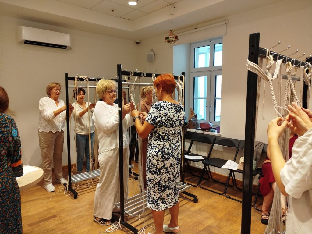Etnodizajn po kurpiowsku. Mieszkańcy wyplatali kwietniki w Muzeum Kultury Kurpiowskiej [ZDJĘCIA]