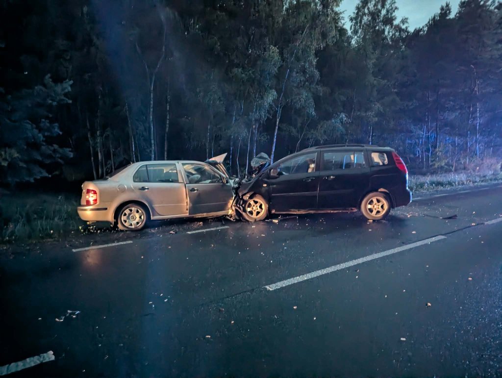 Wypadek! Czołowe zderzenie na krajowej 53 w Szwendrowym Moście! [ZDJĘCIA]