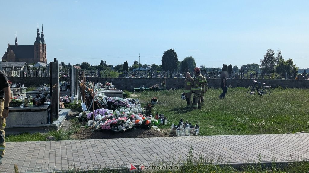 Kłęby dymu nad cmentarzem w Rzekuniu. Szybka reakcja świadka uratowała sytuację [ZDJĘCIA]