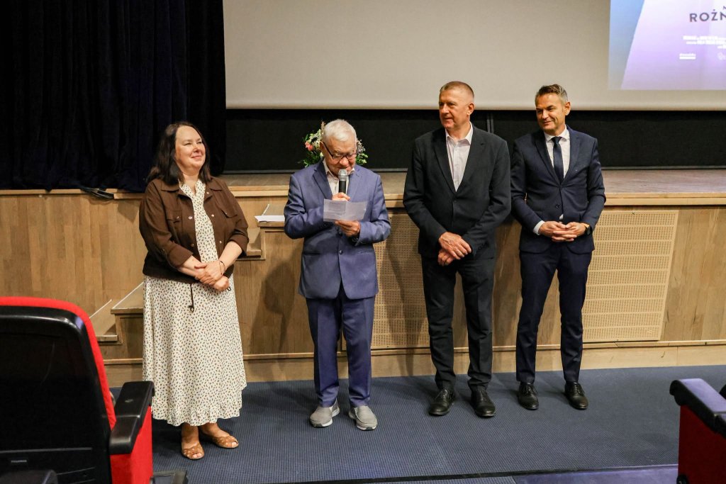 Kino, rozmowy i wyjątkowy jubileusz. Spotkanie ostrołęckich seniorów w OCK [ZDJĘCIA]