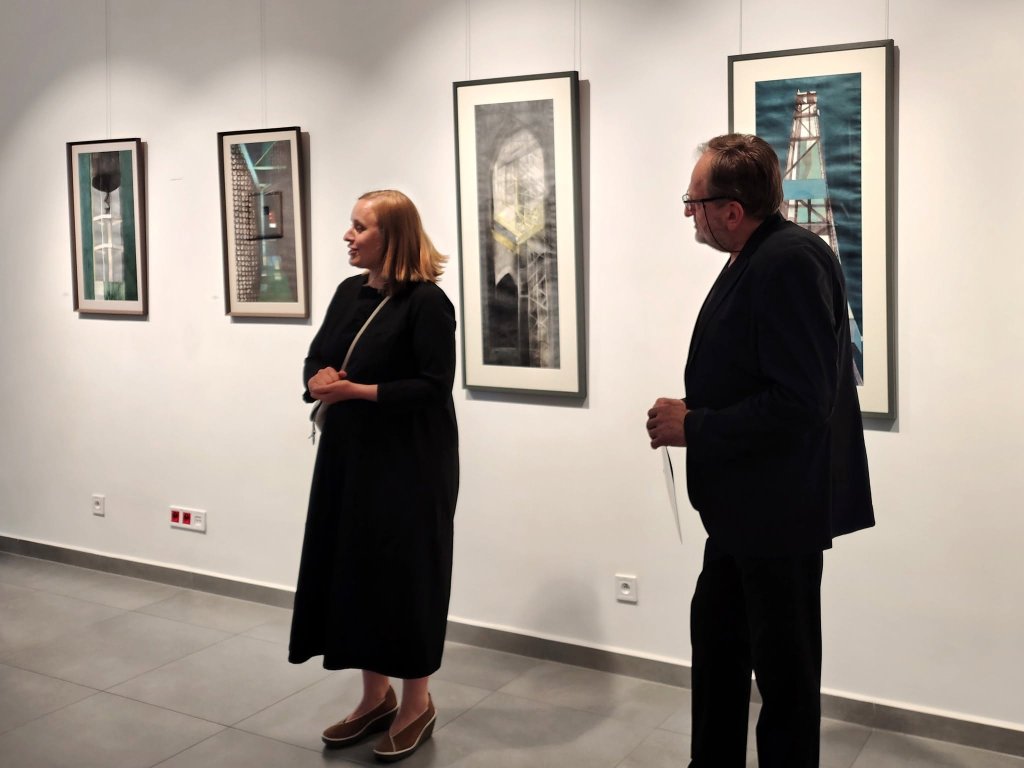 „Geometria pamięci” w Galerii Ostrołęka. Nowa wystawa obrazów Magdaleny Świercz-Wojteczek [ZDJĘCIA]