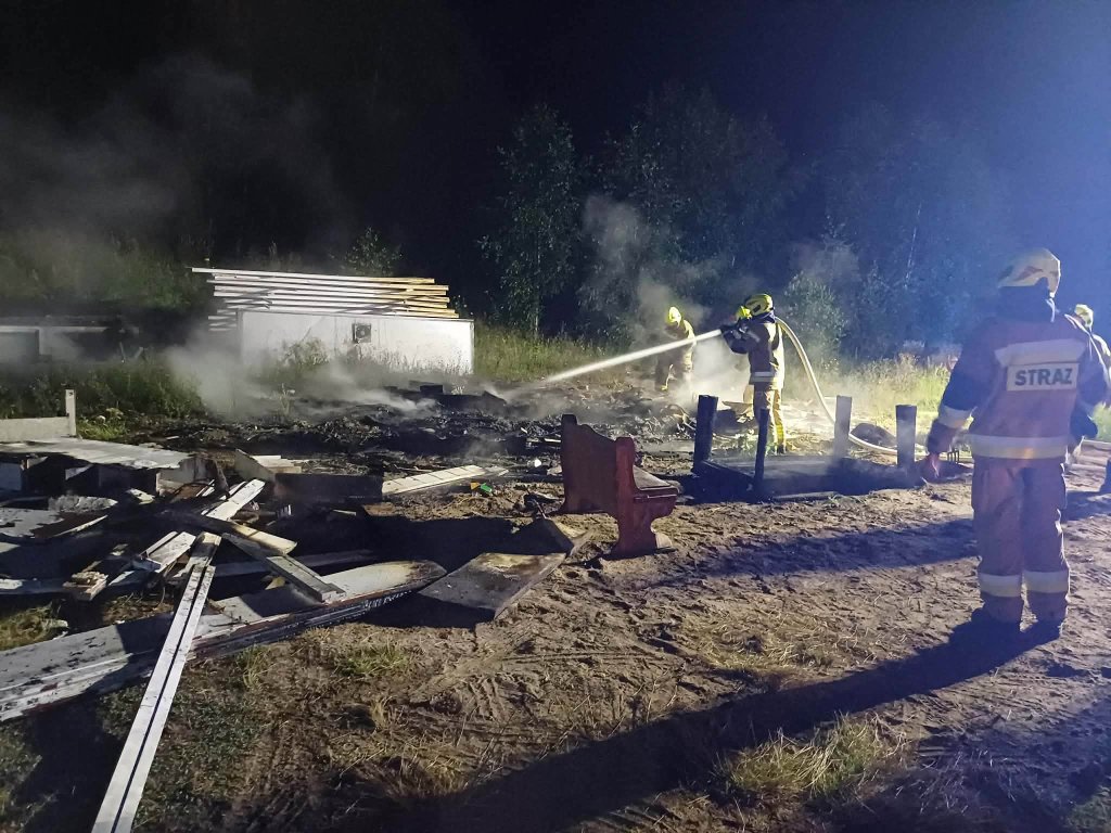 Pożar w środku nocy. Interweniowali strażacy z trzech jednostek i policja [ZDJĘCIA]