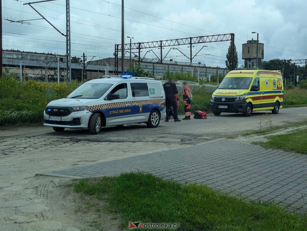 Krwawił i leżał na jezdni. Strażnicy miejscy jako pierwsi dotarli do rannego [ZDJĘCIA]