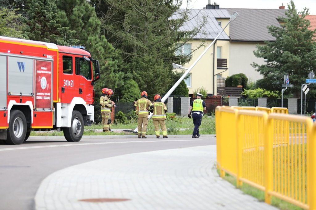 Uderzył w latarnię i uciekł. Policja ustaliła właściciela pojazdu. Ale kto kierował? [WIDEO, ZDJĘCIA]