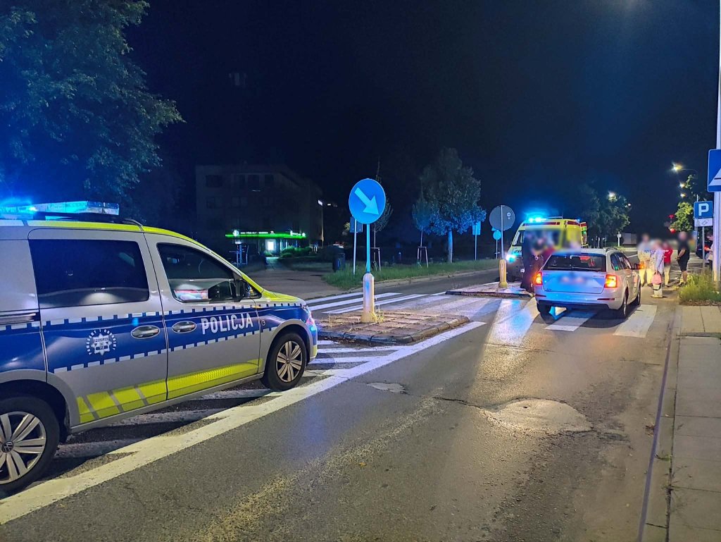 Wypadek przy Hallera w Ostrołęce. Potrącenie pieszej na przejściu [ZDJĘCIA]