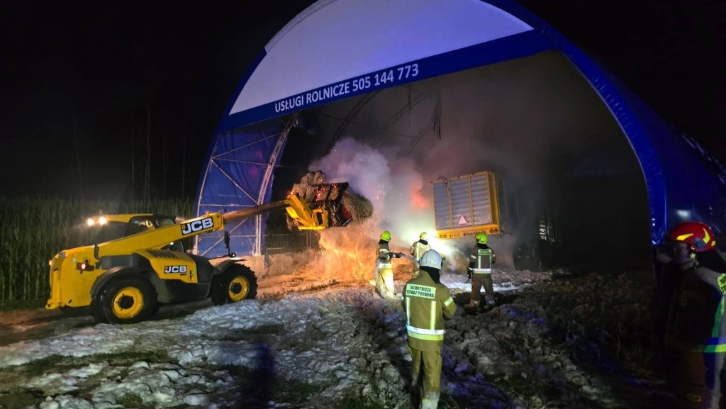 Nocny pożar gospodarstwa. Ogień strawił wiatę, sieczkarnię i przyczepy [ZDJĘCIA]