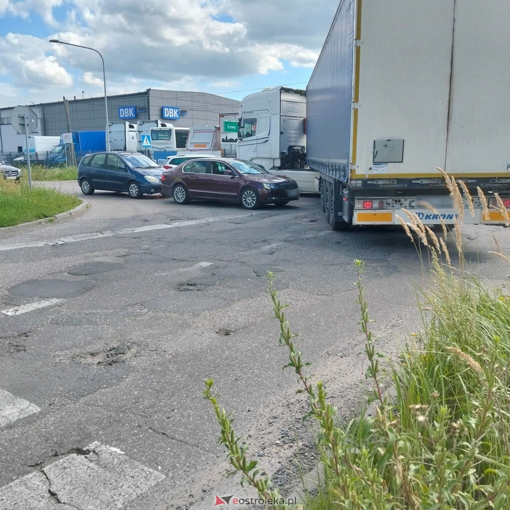 Kolosa trzeba było omijać „na żyletki”. Awaria ciężarówki wywołała korki [ZDJĘCIA]
