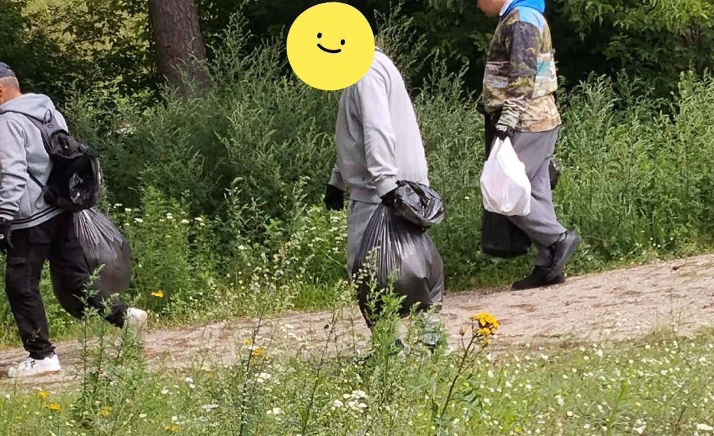 "Mogą działać". Osoby w kryzysie bezdomności sprzątają Ostrołękę