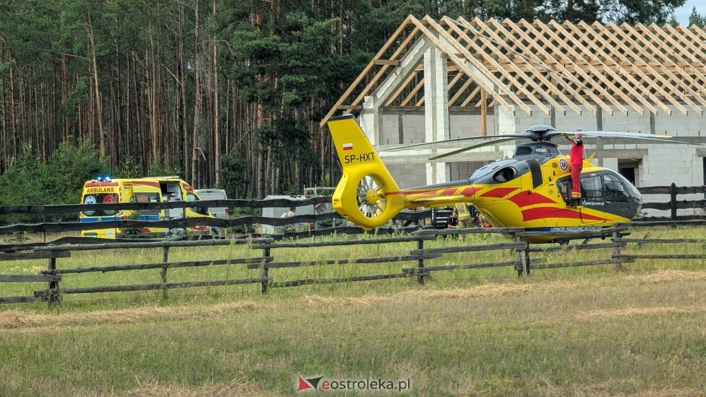 Poważny wypadek na budowie pod Ostrołęką. Mężczyzna spadł z rusztowania. Wezwano LPR [ZDJĘCIA]