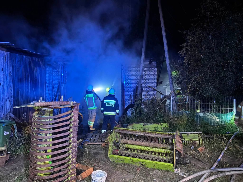 Płonął garaż, obok były zwierzęta. Nocna walka z ogniem w Wykrocie [ZDJĘCIA]