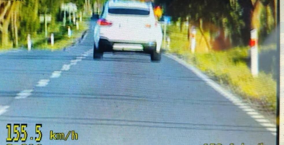 Pędził BMW o 85 km/h za dużo. Kolejny kierowca stracił prawo jazdy