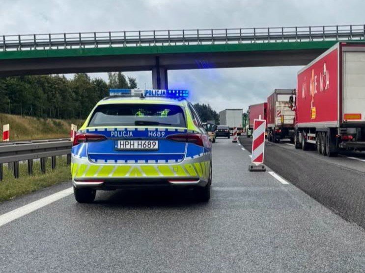 Fiat zderzył się z Volkswagenem. Utrudnienia na ważnym odcinku drogi w kierunku Warszawy [ZDJĘCIA]