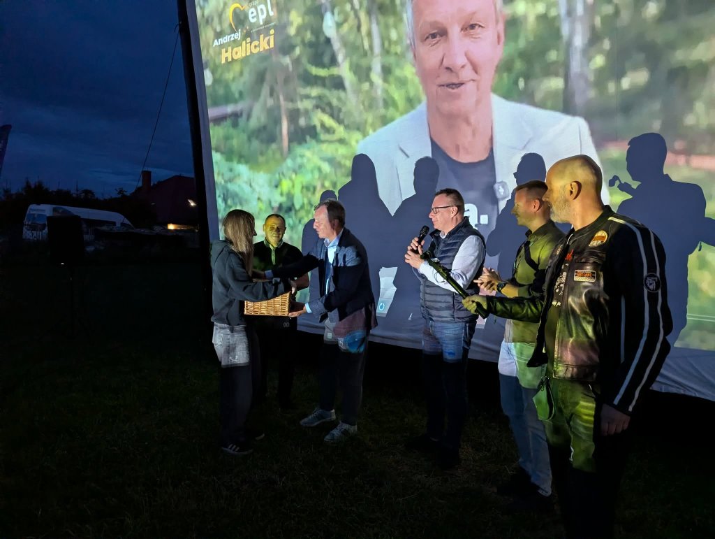 Filmowy wieczór pod chmurką w Rzekuniu za nami! Kultowy hit i popcorn z rąk polityków [ZDJĘCIA, WIDEO]