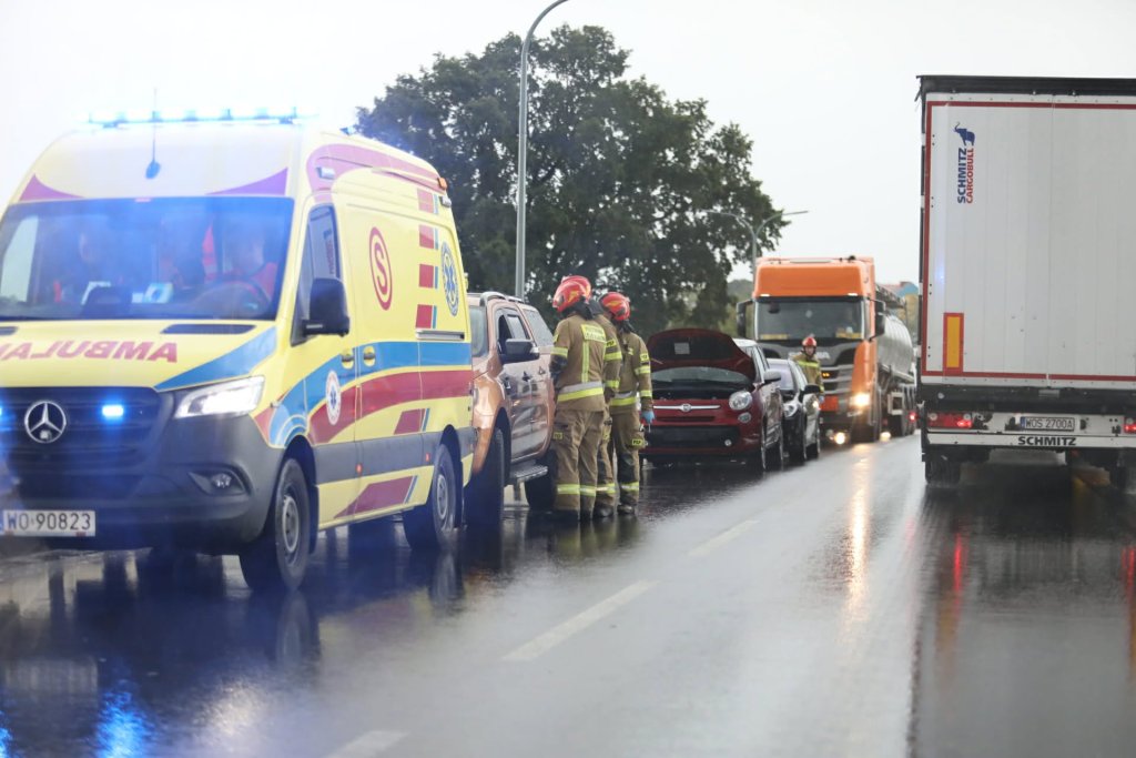 Wypadek na moście w Ostrołęce. Utworzył się wielki korek [ZDJĘCIA]