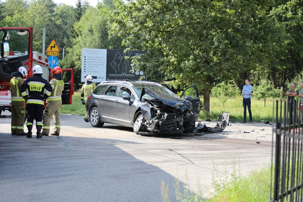 Groźny wypadek w Gnatach. Zderzenie dwóch osobówek na skrzyżowaniu [ZDJĘCIA]