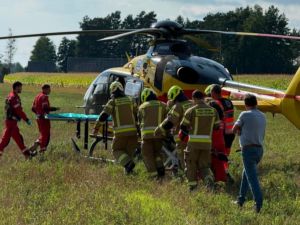 Poważny wypadek pod Ostrołęką. W akcji śmigłowiec LPR, rowerzysta i 6-letnie dziecko trafili do szpitala [ZDJĘCIA]