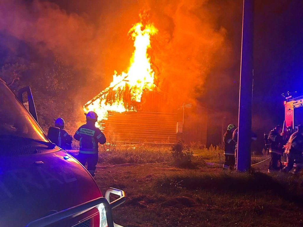 Ogromne płomienie w Bandysiach! Dom stanął w ogniu, straty sięgają 200 tys. zł [ZDJĘCIA]