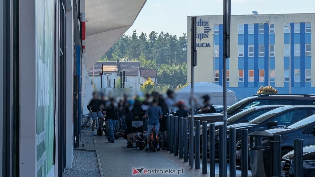 Spotkali się niemal pod oknami policji. Nietypowy zlot w Ostrołęce [ZDJĘCIA]