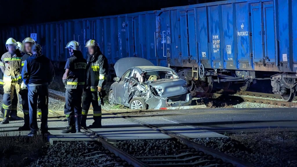 Wypadek na przejeździe kolejowym! Zderzenie samochodu z pociągiem [ZDJĘCIA]
