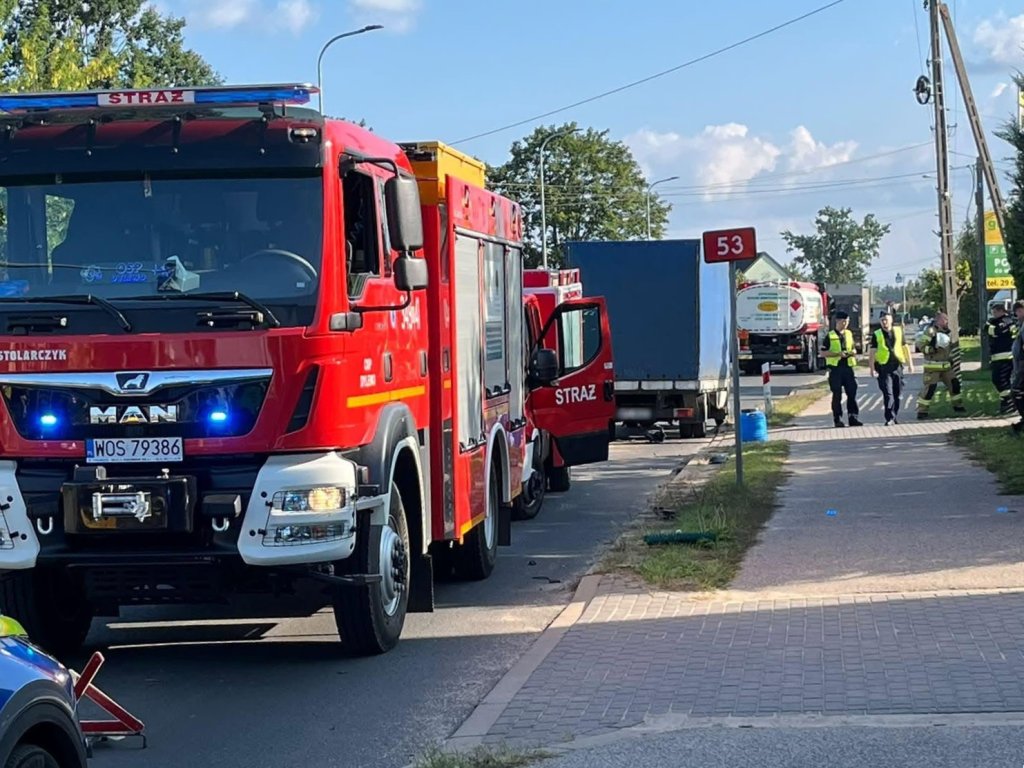 Zderzenie dwóch aut na ruchliwej trasie. Służby ratunkowe w akcji [FOTO]