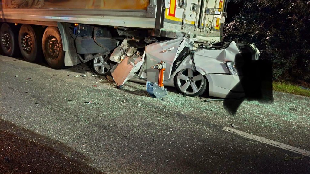Śmiertelny wypadek. 20-latek zginął, uderzając w naczepę ciężarówki [ZDJĘCIA]